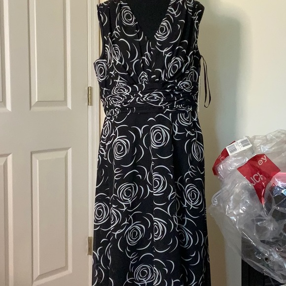 🤩Halter Dress NWT in bag bought in. NEW AS NEW. - Picture 6 of 9